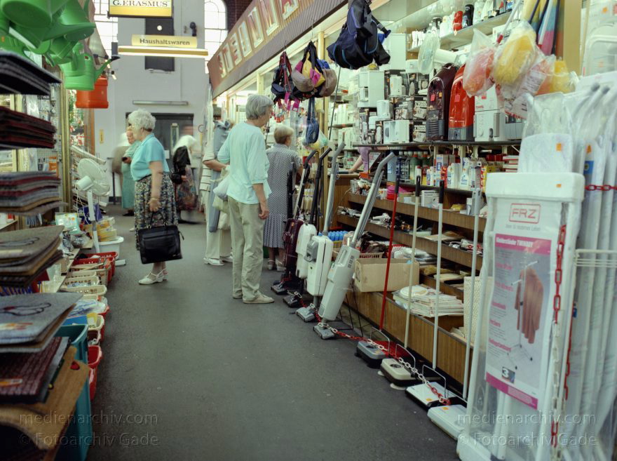 Berlin. Moabit. Arminius Markthalle
Mai 1992. Berlin. Moabit. Arminius Markthalle. Einkaufen. Marktstand.
Schlüsselwörter: Arminius;Berlin;Deutschland;Einkaufen;Germany;Geschäfte;Handel;Markthalle;Moabit;Shoppen;1992;Tiergarten