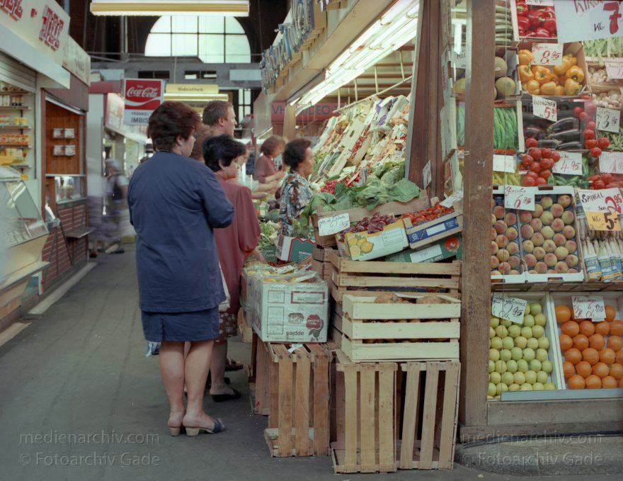 Berlin. Moabit. Arminius Markthalle
Mai 1992. Berlin. Moabit. Arminius Markthalle. Einkaufen. Marktstand.
Schlüsselwörter: Arminius;Berlin;Deutschland;Einkaufen;Germany;Geschäfte;Handel;Markthalle;Moabit;Shoppen;1992;Tiergarten