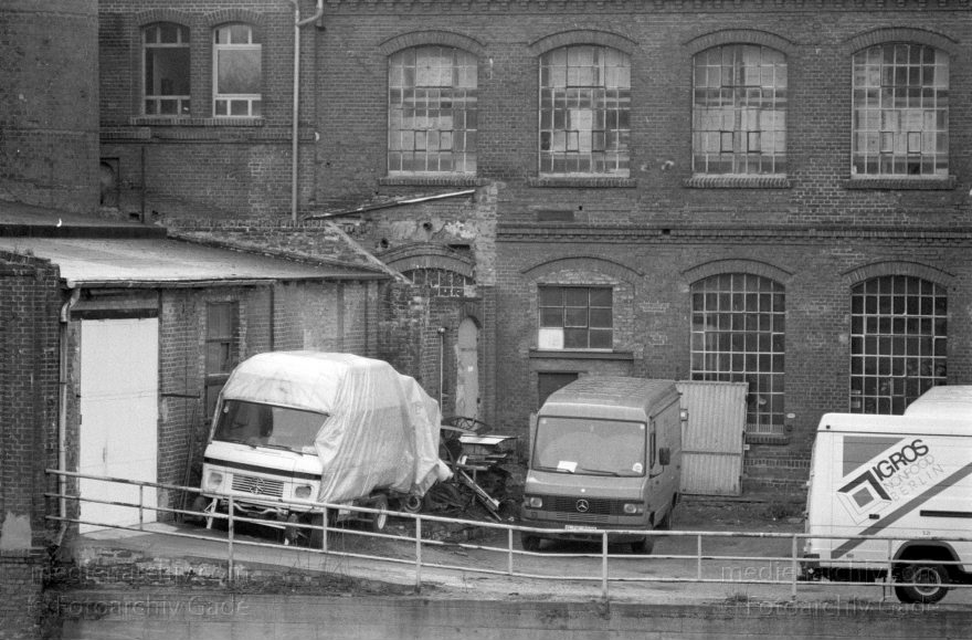 Berlin. Moabit.
April 1992. Berlin. Moabit. Lieferwagen auf einem Hinterhof. Gewerbegelände
Schlüsselwörter: Berlin;Deutschland;Fahrzeuge;Germany;Moabit;Tiergarten;1992;Werksgelände