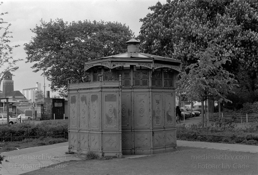 Berlin. Moabit. Pissoir. Cafe Achteck an der Siemensstraße
9. 5. 1992. Berlin. Moabit. Pissoir. Cafe Achteck an der Siemensstraße
Schlüsselwörter: Berlin;Cafe Achteck;Café Achteck;Deutschland;Germany;Moabit;Pissoir;1992;Tiergarten