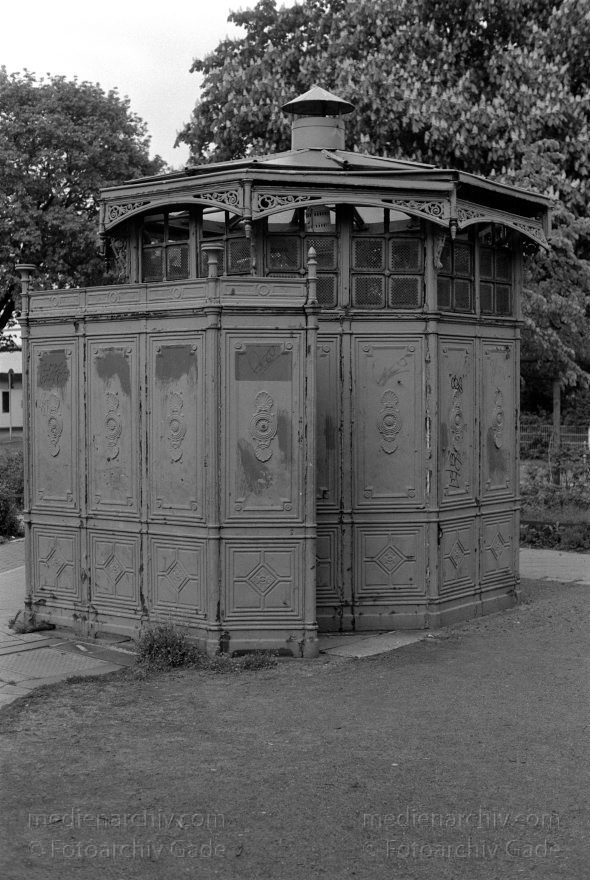 Berlin. Moabit. Pissoir. Cafe Achteck an der Siemensstraße
9. 5. 1992. Berlin. Moabit. Pissoir. Cafe Achteck an der Siemensstraße
Schlüsselwörter: Berlin;Cafe Achteck;Café Achteck;Deutschland;Germany;Moabit;Pissoir;1992;Tiergarten