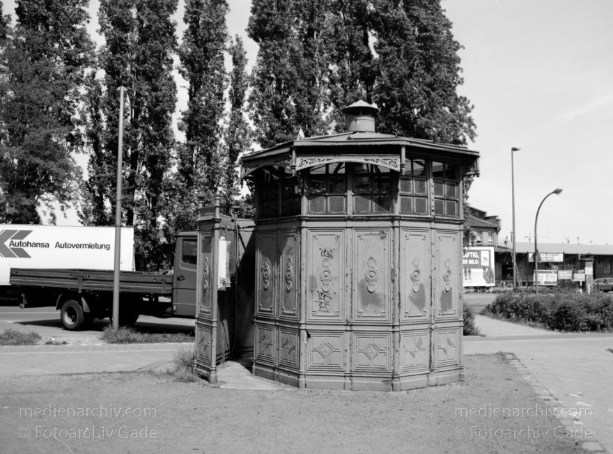 Berlin. Moabit. Pissoir. Cafe Achteck an der Siemensstraße
14. 5. 1992. Berlin. Moabit. Pissoir. Cafe Achteck an der Siemensstraße
Schlüsselwörter: Berlin;Birkenstraße;Café Achteck;Deutschland;Germany;Moabit;Pissoir;1992;Tiergarten