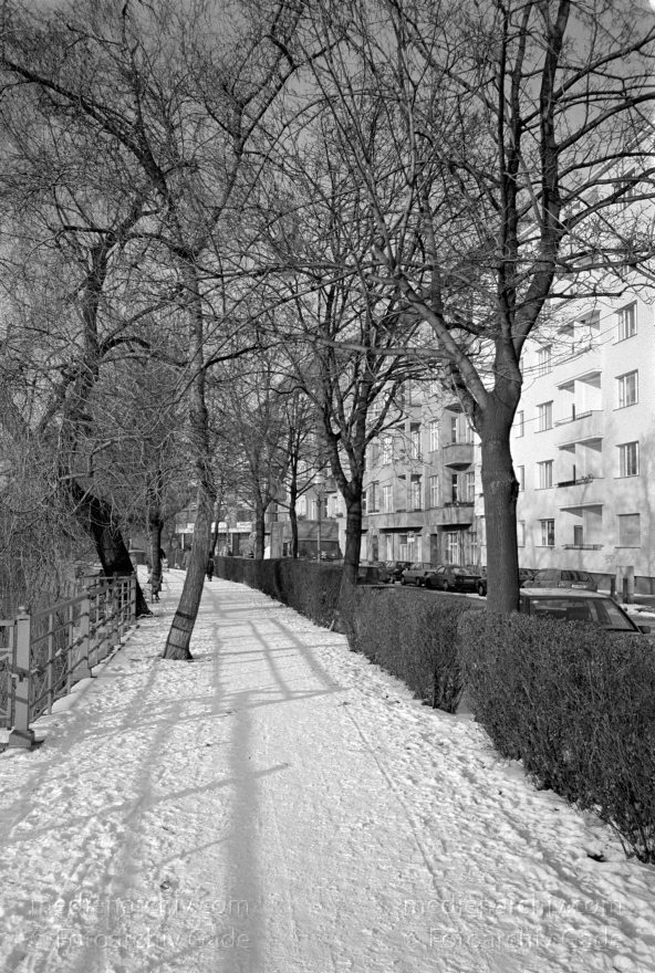 Berlin. Moabit. Winter. Schnee
Februar 1996. Berlin. Moabit. Winter. Schnee
Schlüsselwörter: Berlin;Deutschland;Germany;Moabit;Schnee;Tiergarten;1996;Winter