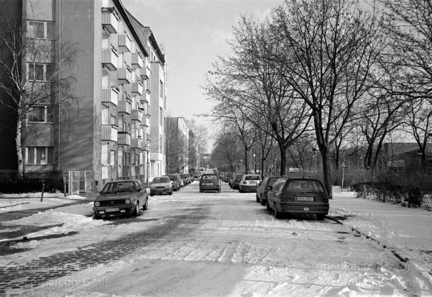 Berlin. Moabit. Winter. Schnee
Februar 1996. Berlin. Moabit. Winter. Schnee
Schlüsselwörter: Berlin;Deutschland;Germany;Moabit;Schnee;Tiergarten;1996;Winter