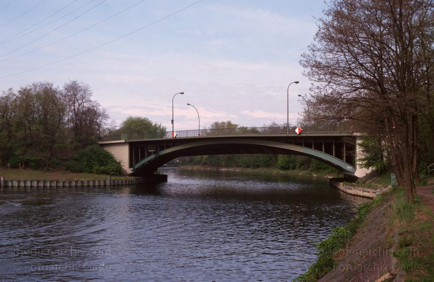 Berlin. Seestraßenbrücke
2000. Berlin. Seestraßenbrücke über dem Berlin-Spandauer Schifffahrtskanal. Rechts: Nordufer im Wedding.
Schlüsselwörter: Berlin;Berlin-Spandauer Schifffahrtskanal;Brücke;Deutschland;Germany;Moabit;Nordhafen;Seestraßenbrücke;2000;Tiergarten