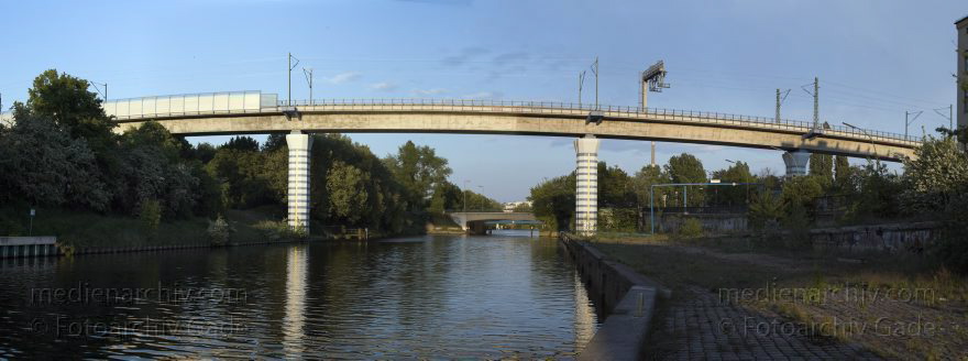 Berlin. Moabit. Friedrich-Krause-Ufer. S-Bahnbrücke über den Berliner-Spandauer-Schiffahrtskanal,
15. 5. 2005. Berlin. Mitte. Moabit. Friedrich-Krause-Ufer. S-Bahnbrücke über den Berlin-Spandauer-Schiffahrtskanal,
Schlüsselwörter: Berlin;Berlin-Spandauer-Schiffahrtskanal;Brücke;Deutschland;Germany;Mitte;Moabit;Tiergarten;2005;Wedding