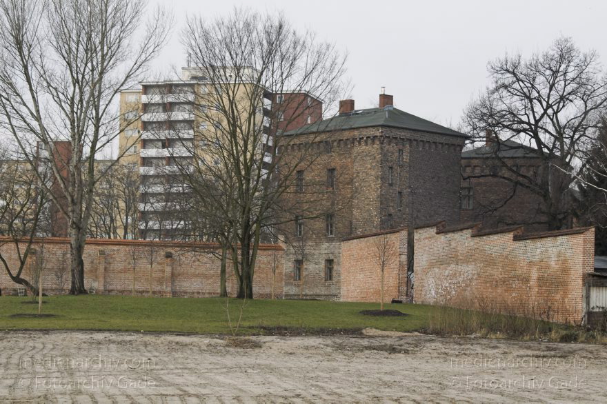 Berlin. Moabit. Geschichtspark
3. 3. 2007. Berlin. Mitte. Moabit. Geschichtspark. Ehemaliges Gefängnis
Schlüsselwörter: Berlin;Deutschland;Gedenkstätte;Germany;Haftanstalt;Knast;Moabit;Museum;Tiergarten;2007;Zellengefängnis