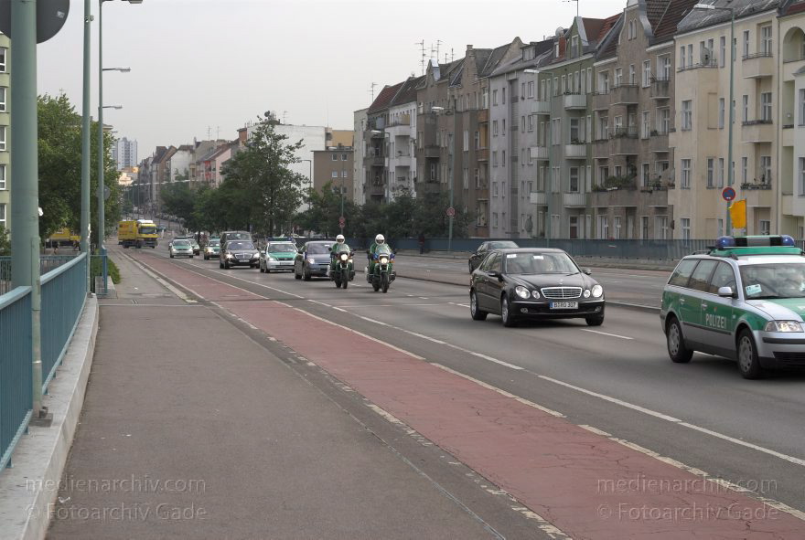 Berlin. Moabit. Polizeieskorte auf der Putlitzbrücke
6. 6. 2007. Berlin. Mitte. Moabit. Polizeieskorte auf der Putlitzbrücke
Schlüsselwörter: Berlin;Deutschland;Germany;Konvoi;Moabit;Polizeischutz;Putlitzbrücke;2007;Tiergarten