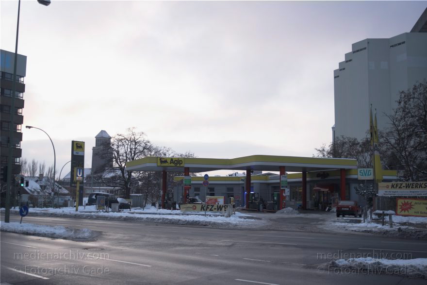 Berlin. Moabit. Agip Tankstelle
3. 1. 2010. Berlin. Mitte. Moabit. Winter. Schnee. Agip Tankstelle
Schlüsselwörter: Berlin;Deutschland;Germany;Moabit;Schnee;Tankstelle;Tiergarten;2010;Winter