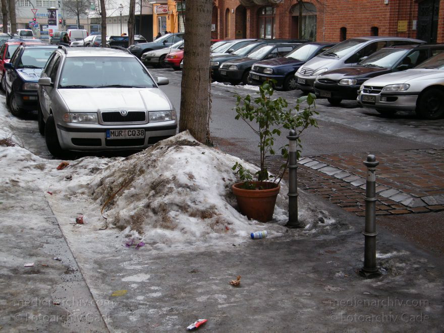 Berlin. Moabit. Winter. Schnee. Eis
19. 2. 2010. Berlin. Mitte. Moabit. Winter. Schnee. Eis
Schlüsselwörter: Berlin;Deutschland;Eis;Germany;Moabit;Oldenburger Straße;Schnee;Tiergarten;2010;Winter