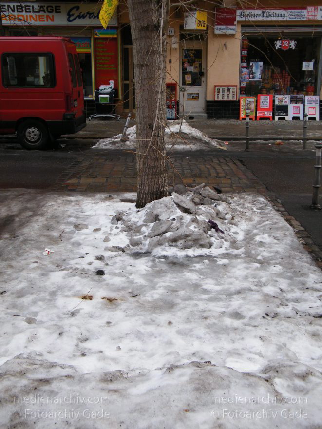 Berlin. Moabit. Winter. Schnee. Eis
19. 2. 2010. Berlin. Mitte. Moabit. Winter. Schnee. Eis
Schlüsselwörter: Berlin;Deutschland;Eis;Germany;Moabit;Oldenburger Straße;Schnee;Tiergarten;2010;Winter