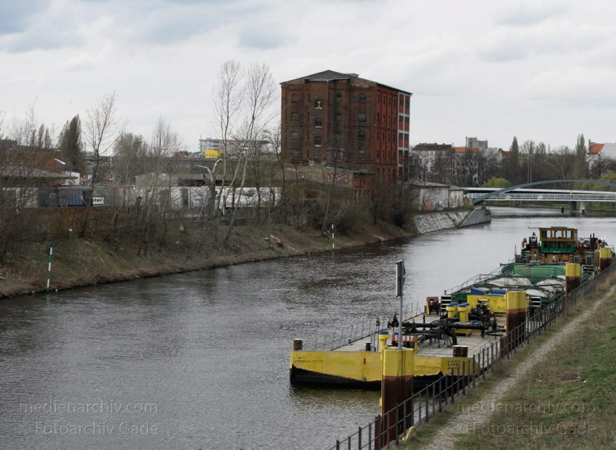 Berlin. Hohenzollernkanal. links: Moabit. Binnenschiff
4. 4. 2010. Berlin. Mitte. Hohenzollernkanal. links: Moabit. Binnenschiff.
Schlüsselwörter: Berlin;Deutschland;Germany;Hohenzollernkanal;Moabit;2010;Tiergarten