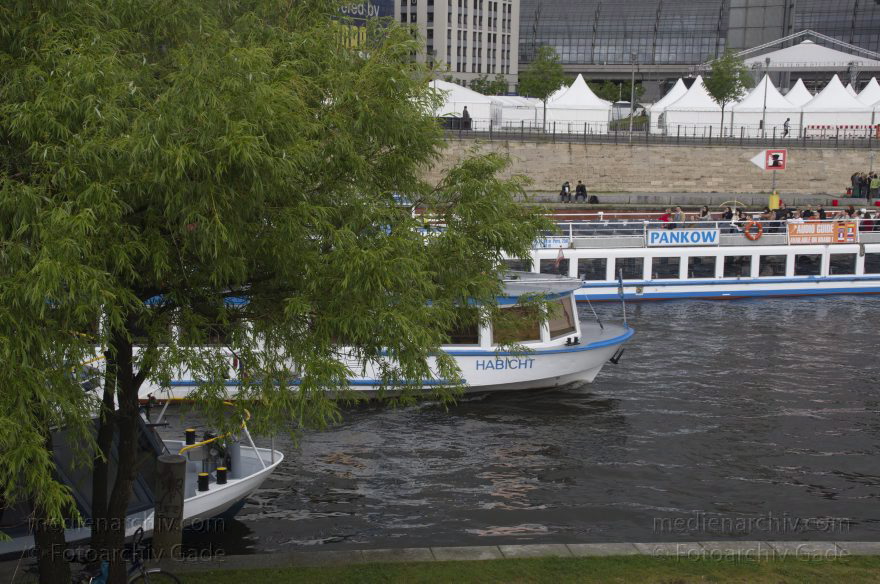 Berlin. Rahel-Hirsch-Straße. Ausflugsdampfer. Fahrgastschiffe. Spree
26. 5. 2013. Berlin. Mitte. Rahel-Hirsch-Straße. Ausflugsdampfer. Fahrgastschiffe. Fluss Spree
Schlüsselwörter: Ausflugsdampfer;Berlin;Fahrgastschiffe;Fluss;Germany;Mitte;Moabit;Rahel-Hirsch-Straße;Spree;2013;Tiergarten