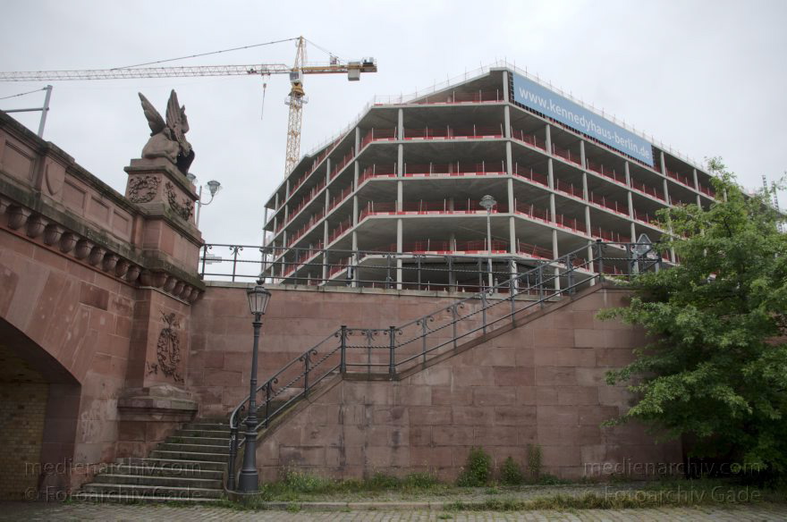Berlin. Moabit. John F. Kennedy Haus. Kennedyhaus
29. 5. 2014. Berlin. Mitte. Moabit. John F. Kennedy Haus. Kennedyhaus. Baustelle
Schlüsselwörter: Baustelle;Berlin;John F Kennedy Haus;Kennedyhaus;Mitte;2014;Moabit