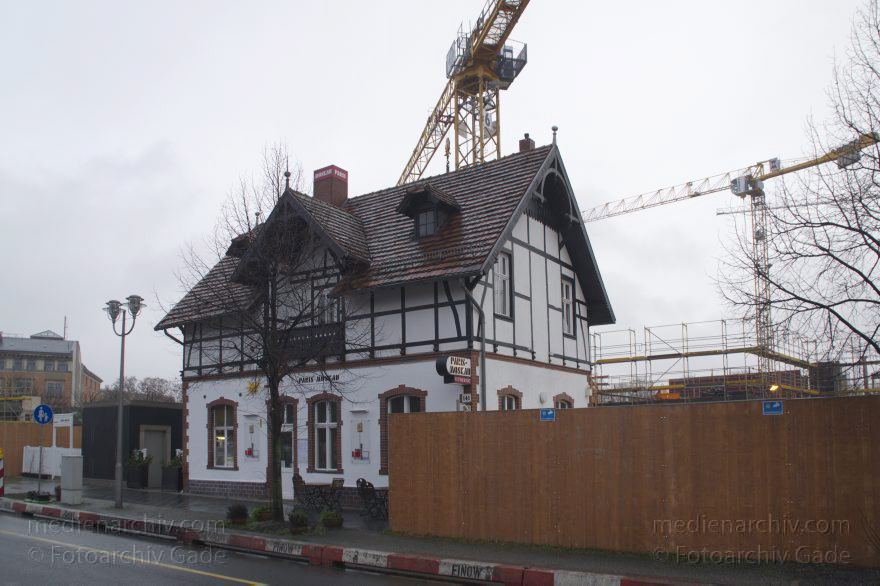 Berlin. Moabit. Baustelle Bundesministerium des Inneren. Restaurant Paris Moskau
6. 1. 2013. Berlin. Mitte. Moabit. Baustelle Bundesministerium des Inneren. Restaurant Paris Moskau
Schlüsselwörter: Berlin;Bundesministerium des Inneren;Deutschland;Germany;Mitte;Moabit;Paris Moskau;Restaurant;2013;Tiergarten