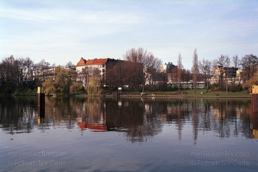 Berlin. Moabit. Nordhafen im Winter
November 2002. Berlin. Mitte. Moabit. Nordhafen. Hinten: Wedding.
Schlüsselwörter: Berlin;Deutschland;Germany;Moabit;Nordhafen;Tiergarten;2002;Wedding