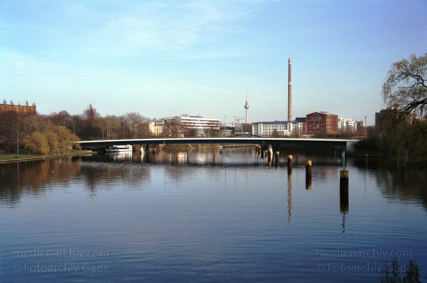 Berlin. Moabit. Nordhafen
November 2002. Berlin. Mitte. Moabit. Nordhafen. Nordhafenbrücke
Schlüsselwörter: Berlin;Deutschland;Germany;Moabit;Nordhafen;Nordhafenbrücke;Tiergarten;2002;Wedding