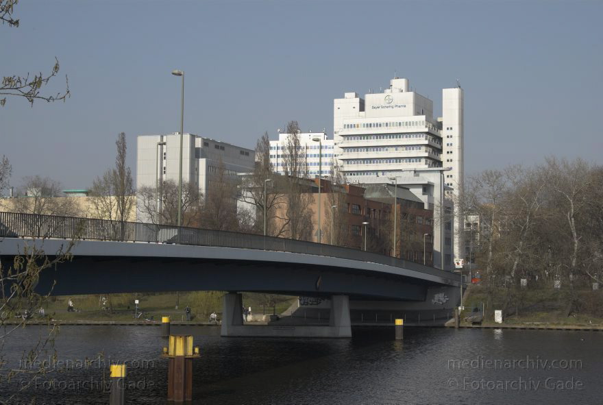 Berlin. Moabit. Nordhafen. Nordhafenbrücke
25. 3. 2007. Berlin. Moabit. Nordhafen. Nordhafenbrücke
Schlüsselwörter: Bayer;Berlin;Deutschland;Germany;Moabit;Nordhafenbrücke;2007;Wedding