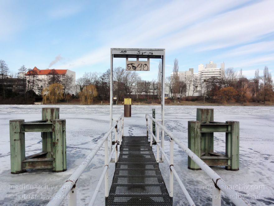 Berlin. Moabit. Nordhafen im Winter
16. 2. 2012. Berlin. Mitte. Moabit. Nordhafen im Winter. Eis. Schnee. Steg. Anlegestelle
Schlüsselwörter: Berlin;Deutschland;Eis;Germany;Moabit;Nordhafen;Pier;Schnee;Tiergarten;2012;Winter