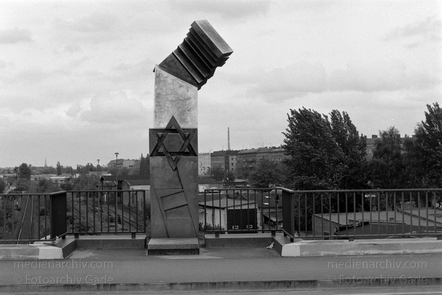 Berlin. Moabit. Putlitzbrücke
9. 5. 1992. Berlin. Moabit. Deportationsmahnmal Putlitzbrücke
Schlüsselwörter: Berlin;Deportationsmahnmal;Deutschland;Germany;Moabit;1992;Tiergarten