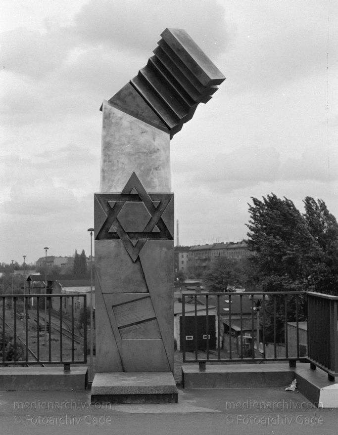 Berlin. Moabit. Putlitzbrücke
9. 5. 1992. Berlin. Moabit. Deportationsmahnmal Putlitzbrücke
Schlüsselwörter: Berlin;Deportationsmahnmal;Deutschland;Germany;Moabit;1992;Tiergarten