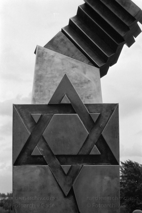Berlin. Moabit. Putlitzbrücke
9. 5. 1992. Berlin. Moabit. Deportationsmahnmal Putlitzbrücke
Schlüsselwörter: Berlin;Deportationsmahnmal;Deutschland;Germany;Moabit;1992;Tiergarten
