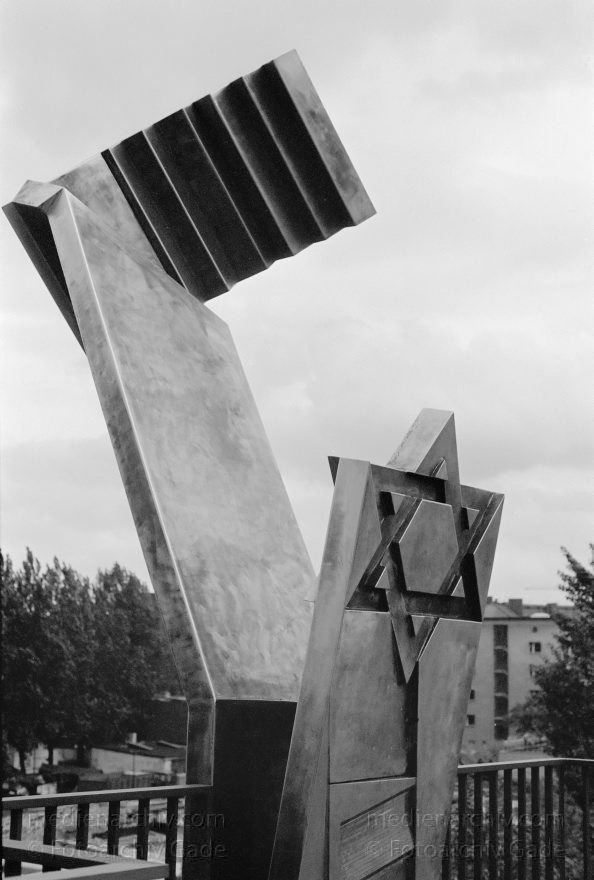 Berlin. Moabit. Putlitzbrücke
9. 5. 1992. Berlin. Moabit. Deportationsmahnmal Putlitzbrücke
Schlüsselwörter: Berlin;Deportationsmahnmal;Deutschland;Germany;Moabit;1992;Tiergarten