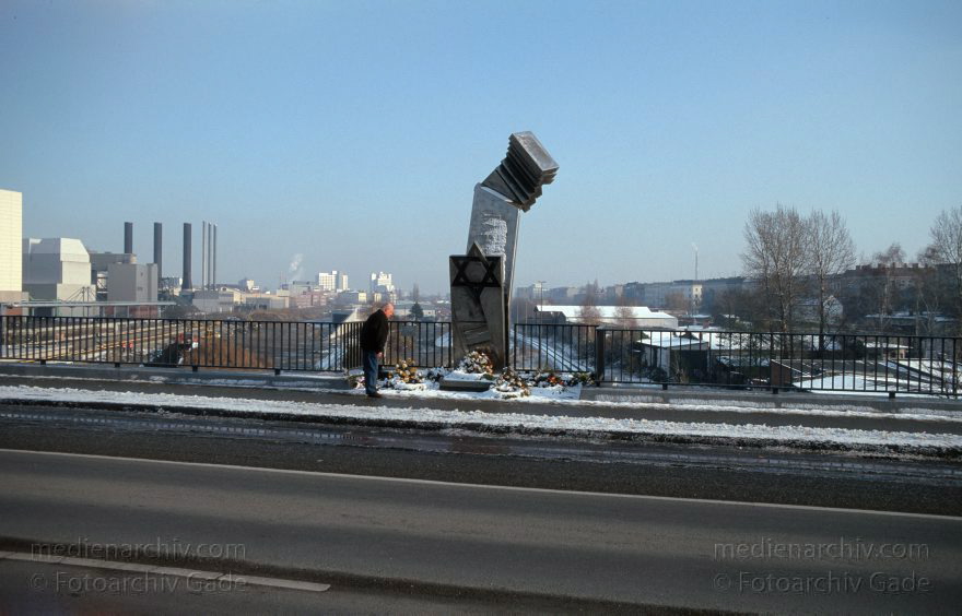 Berlin. Moabit. Jüdisches Mahnmal auf der Putlitzbrücke.
November 1999. Berlin. Moabit. Jüdisches Mahnmal auf der Putlitzbrücke.
Schlüsselwörter: Berlin;Denkmal;Deutschland;Germany;Jude;Jüdisches Denkmal;Jüdisches Mahnmal;Mahnmal;Moabit;Puttlitzbrücke;1999;Tiergarten