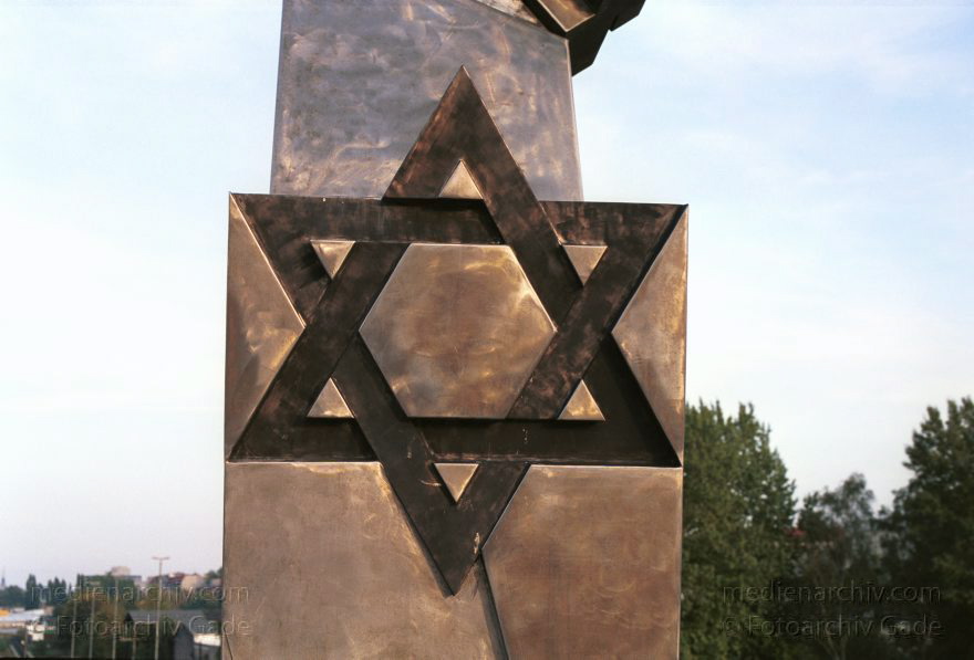 Berlin. Jüdisches Denkmal auf der Putlitzbrücke
Oktober 2001. Berlin. Jüdisches Denkmal auf der Putlitzbrücke
Schlüsselwörter: Berlin;Davidstern;Denkmal;Deutschland;Germany;Jude;Moabit;Putlitzbrücke;2001;Tiergarten
