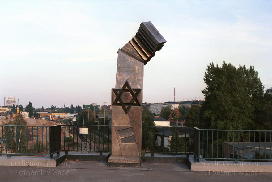 Berlin. Jüdisches Denkmal auf der Putlitzbrücke
Oktober 2001. Berlin. Jüdisches Denkmal auf der Putlitzbrücke
Schlüsselwörter: Berlin;Davidstern;Denkmal;Deutschland;Germany;Jude;Moabit;Putlitzbrücke;2001;Tiergarten