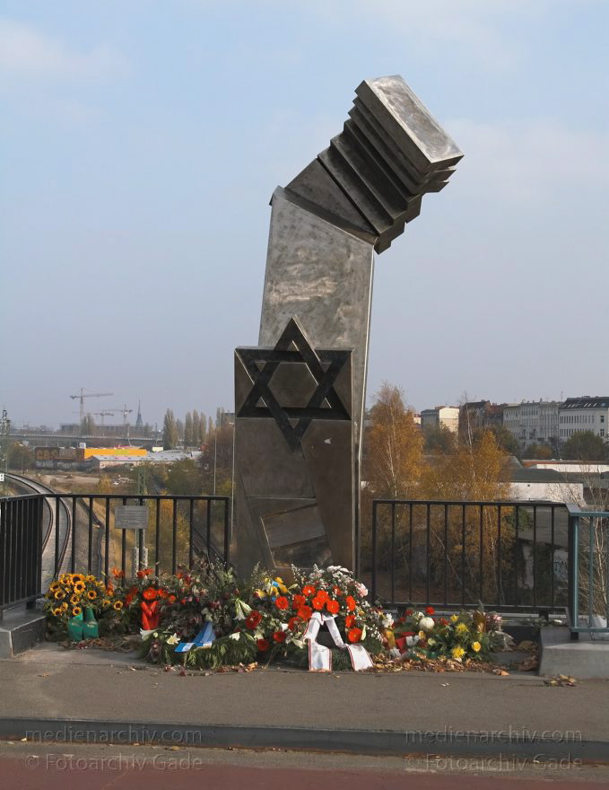 Berlin. Jüdisches Denkmal auf der Putlitzbrücke
12. 11. 2005. Berlin. Moabit. Jüdisches Denkmal auf der Putlitzbrücke
Schlüsselwörter: Berlin;Davidstern;Denkmal;Deutschland;Germany;Jude;Moabit;Putlitzbrücke;2001;Tiergarten