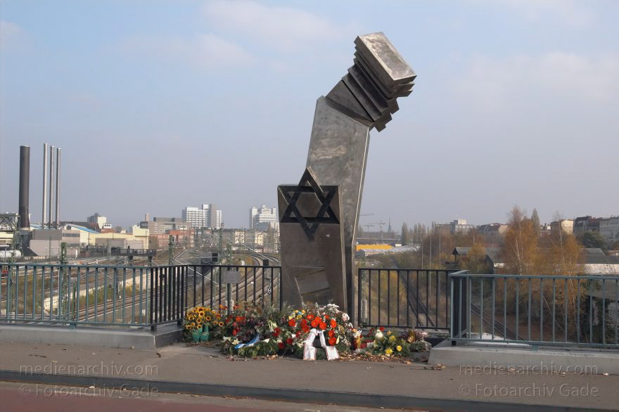 Berlin. Jüdisches Denkmal auf der Putlitzbrücke
12. 11. 2005. Berlin. Moabit. Jüdisches Denkmal auf der Putlitzbrücke
Schlüsselwörter: Berlin;Davidstern;Denkmal;Deutschland;Germany;Jude;Moabit;Putlitzbrücke;2001;Tiergarten