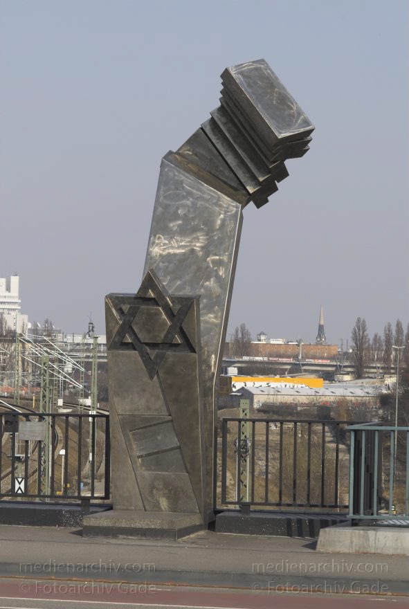 Berlin. Jüdisches Denkmal auf der Putlitzbrücke
25. 3. 2007. Berlin. Jüdisches Denkmal auf der Putlitzbrücke
Schlüsselwörter: Berlin;Davidstern;Denkmal;Deutschland;Germany;Jude;Moabit;Putlitzbrücke;2007;Tiergarten