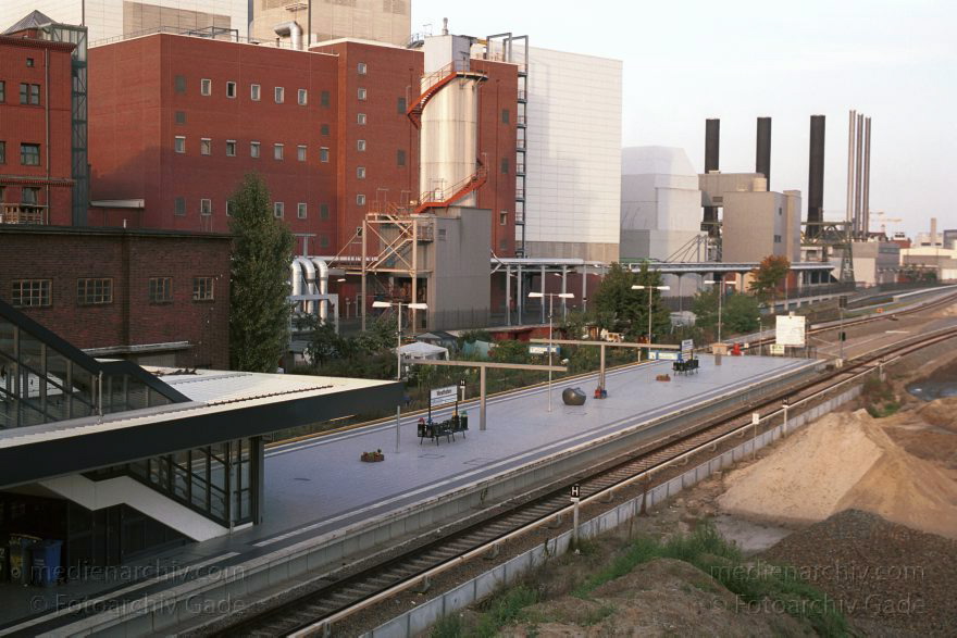Berlin. Moabit. S-Bahnhof Westhafen an der Putlitzbrücke
Oktober 2001. Berlin. S-Bahnhof Westhafen an der Putlitzbrücke. Kraftwerk
Schlüsselwörter: Bahnhof;Berlin;Deutschland;Germany;Kraftwerk;Moabit;S-Bahn;Tiergarten;2001;Westhafen