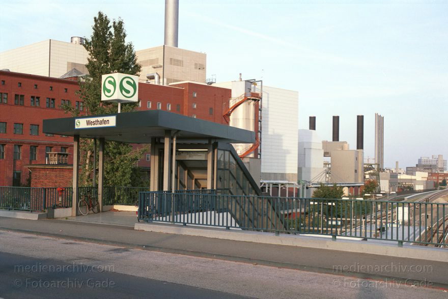 Berlin. Moabit. S-Bahnhof Westhafen an der Putlitzbrücke
Oktober 2001. Berlin. S-Bahnhof Westhafen an der Putlitzbrücke. Kraftwerk
Schlüsselwörter: Bahnhof;Berlin;Deutschland;Germany;Kraftwerk;Moabit;S-Bahn;Tiergarten;2001;Westhafen