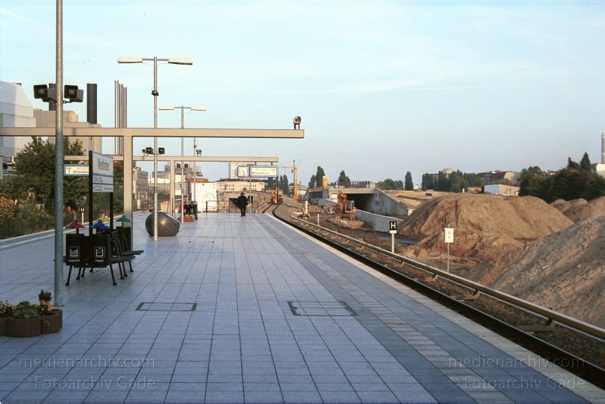 Berlin. Moabit. S-Bahnhof Westhafen an der Putlitzbrücke
Oktober 2001. Berlin. S-Bahnhof Westhafen an der Putlitzbrücke.
Schlüsselwörter: Bahnhof;Berlin;Deutschland;Germany;Moabit;S-Bahn;Tiergarten;2001;Westhafen