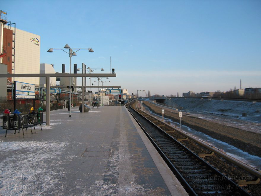 Berlin. Moabit. S-Bahnhof Westhafen an der Putlitzbrücke
23. 12. 2002. Berlin. Moabit. S-Bahnhof Westhafen an der Putlitzbrücke.
Schlüsselwörter: Berlin;Deutschland;Germany;Gleise;Moabit;S-Bahn;S-Bahnhof;Schienen;Tiergarten;2002;Westhafen