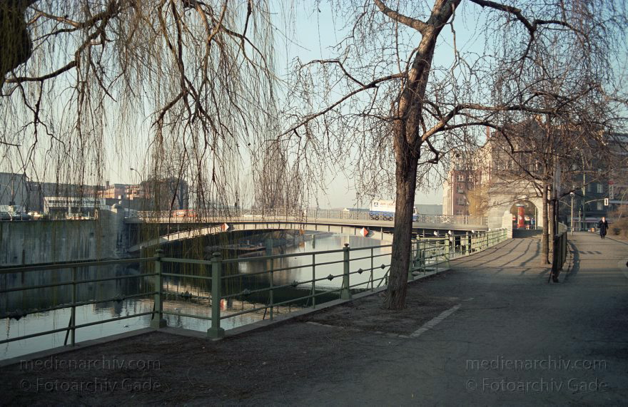 Moabit. Spree. Wikingerufer. Gotzkowskybrücke
1991. Moabit. Spree. Fluss. Wikingerufer. Gotzkowskybrücke
Schlüsselwörter: Berlin;Deutschland;Fluss;Germany;Moabit;river;Spree;1991;Tiergarten