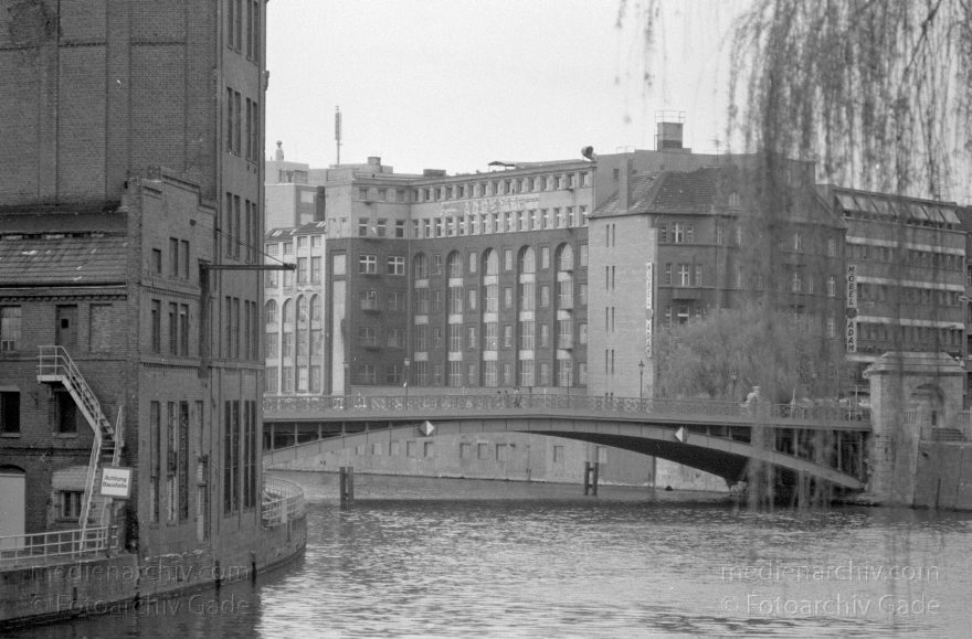 Berlin. Moabit. Spree. Gotzkowskybrücke
April 1992. Berlin. Moabit. Fluss Spree. Gotzkowskybrücke
Schlüsselwörter: Berlin;Brücke;Deutschland;Fluss;Germany;Gotzkowskybrücke;Moabit;river;Spree;1992;Tiergarten