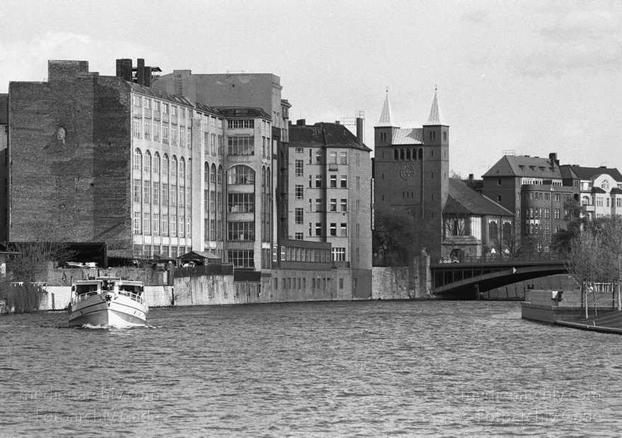 Berlin. Spree am Franklinufer. Im Hintergrund: Gotzkowskybrücke
1992. Berlin. Fluss Spree am Franklinufer. Im Hintergrund: Gotzkowskybrücke
Schlüsselwörter: Berlin;Deutschland;Fluss;Germany;Moabit;river;Spree;1992;Tiergarten