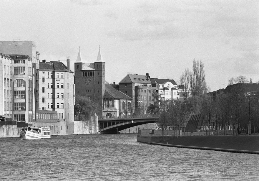 Berlin. Spree am Franklinufer. Im Hintergrund: Gotzkowskybrücke
1992. Berlin. Fluss Spree am Franklinufer. Im Hintergrund: Gotzkowskybrücke
Schlüsselwörter: Berlin;Deutschland;Fluss;Germany;Moabit;river;Spree;1992;Tiergarten