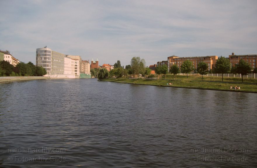 Berlin. Moabit. Spree.
August 1992. Berlin. Moabit. Fluß. Fluss Spree.
Schlüsselwörter: Berlin;Deutschland;Fluss;Germany;Moabit;Polen;river;1990;Tiergarten