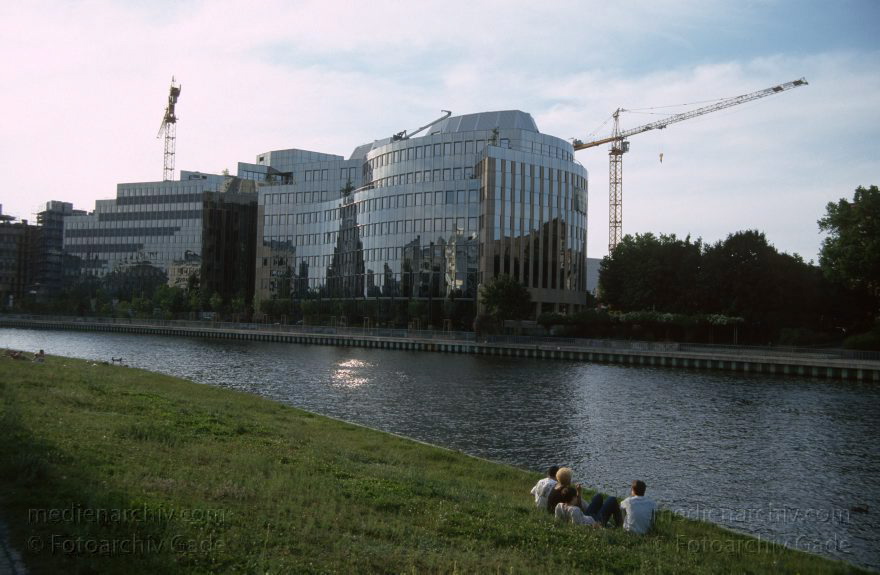 Berlin. Moabit. Spree.
August 1992. Berlin. Moabit. Fluß. Fluss Spree.
Schlüsselwörter: Berlin;Deutschland;Fluss;Germany;Moabit;Polen;river;1990;Tiergarten