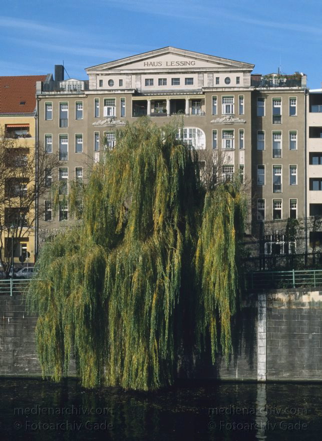 Berlin. Spree. Bundesratufer. Trauerweide
8. November 1992. Berlin. Fluss Spree. Bundesratufer. Trauerweide
Schlüsselwörter: Baum;Berlin;Bundesratufer;Deutschland;Flora;Fluss;Germany;Moabit;Pflanzen;river;Spree;Tiergarten;1992;Trauerweide
