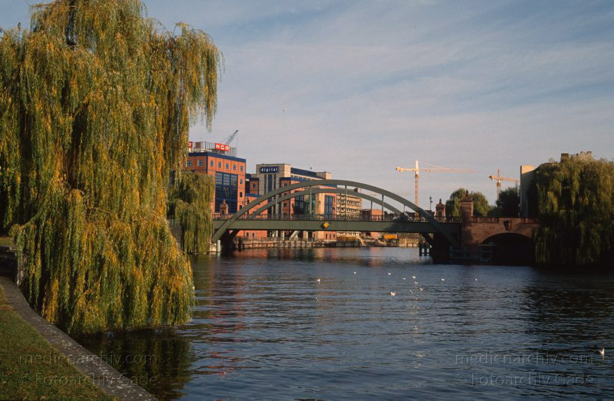 Berlin. Moabit. Spree. Brücke
1992. Berlin. Moabit. Fluss Spree. Brücke
Schlüsselwörter: Berlin;Brücke;Deutschland;Fluss;Germany;Moabit;river;Spree;1992;Tiergarten
