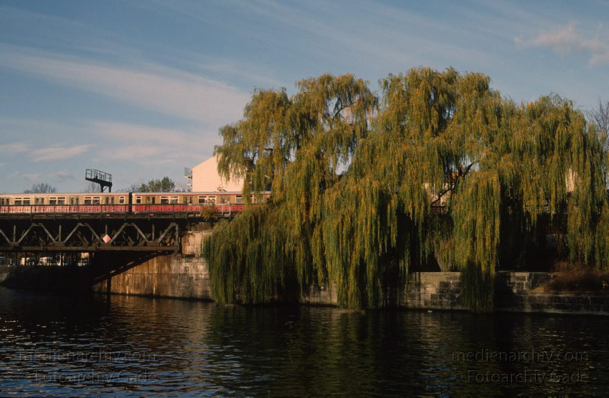 Berlin. Moabit. Spree. Brücke
1992. Berlin. Moabit. Fluss Spree. Brücke. Baum. Weide
Schlüsselwörter: Baum;Berlin;Brücke;Deutschland;Fluss;Germany;Moabit;river;Spree;Tiergarten;1992;Weide