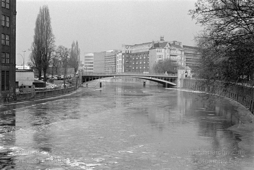 Berlin. Moabit. Spree. Gotzkowskybrücke. Winter. Eis
30. 12. 1995. Berlin. Moabit. Fluss Spree. Gotzkowskybrücke. Winter. Eis
Schlüsselwörter: Berlin;Brücke;Deutschland;Eis;Fluss;Germany;Gotzkowskybrücke;Moabit;river;Spree;Tiergarten;1995;Winter