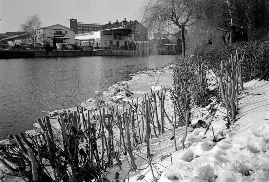 Berlin. Moabit. Winter. Schnee. Eis.
Februar 1996. Berlin. Moabit. Winter. Schnee. Eis.
Schlüsselwörter: Berlin;Deutschland;Fluss;Germany;Moabit;river;Schnee;Tiergarten;1996;Winter