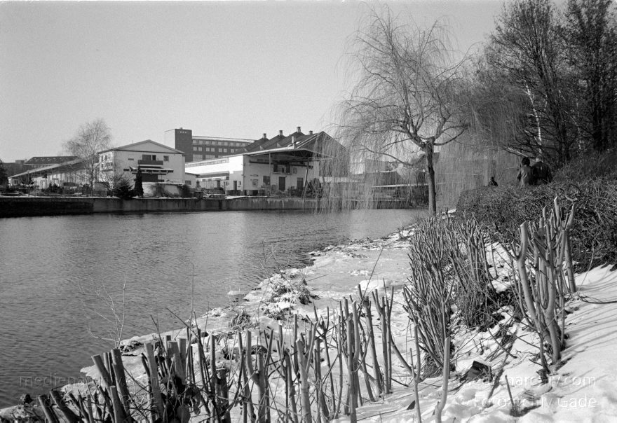 Berlin. Moabit. Winter. Schnee. Eis.
Februar 1996. Berlin. Moabit. Winter. Schnee. Eis.
Schlüsselwörter: Berlin;Deutschland;Fluss;Germany;Moabit;river;Schnee;Tiergarten;1996;Winter