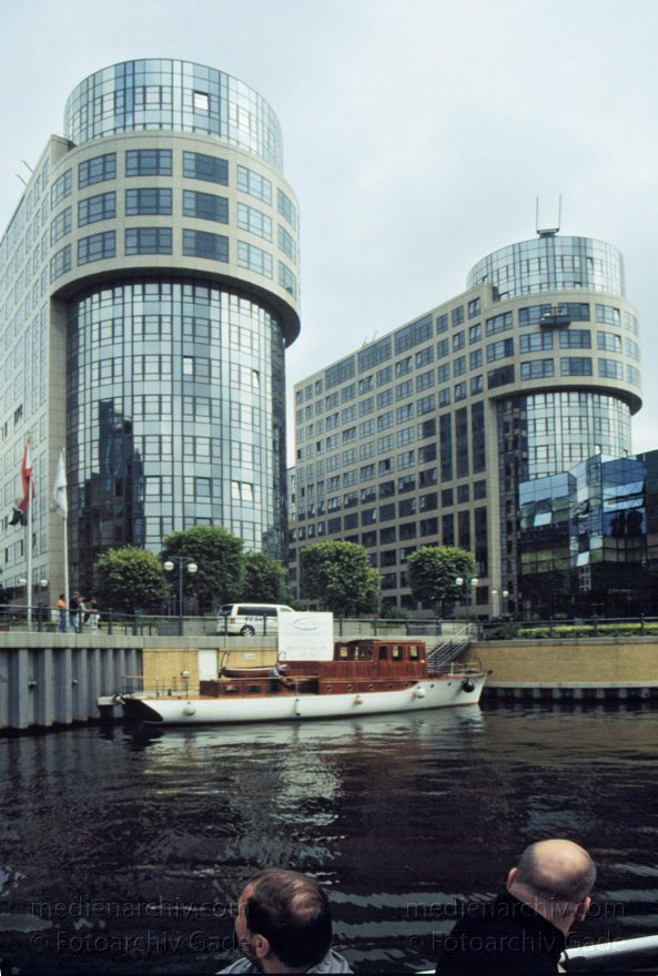 Berlin. Moabit. Spree. Bundesministerium des Innern. Innnenministerium. Sportboot
8. 6. 1999. Berlin. Moabit. Fluss Spree. Bundesministerium des Innern. Innnenministerium. Sportboot
Schlüsselwörter: Berlin;Brücke;Deutschland;Fluss;Germany;Innenministerium;Ministerium des Innern;Moabit;river;Spree;1999;Tiergarten